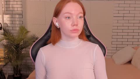 Snapshot of honeyautumn chatting on 12.07.24 honeyautumn online show from 12.07.24