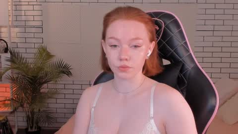 Snapshot of honeyautumn chatting on 12.15.24 honeyautumn online show from 12.15.24