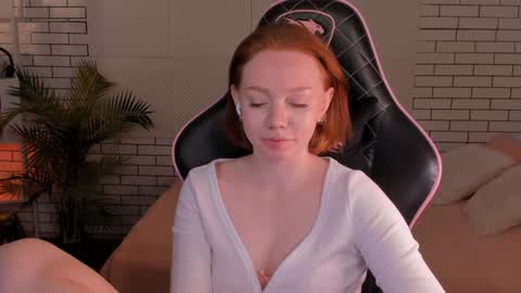 Snapshot of honeyautumn chatting on 12.18.24 honeyautumn online show from 12.18.24