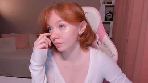 Snapshot of honeyautumn chatting on 03.11.25 honeyautumn online show from 03.11.25