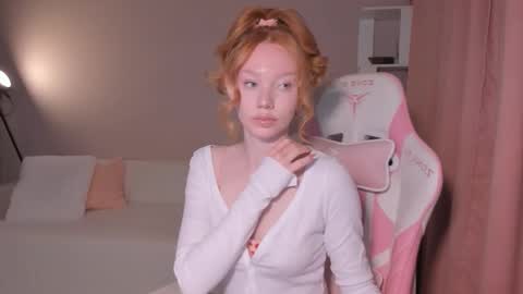 Snapshot of honeyautumn chatting on 10.02.25 honeyautumn online show from 10.02.25