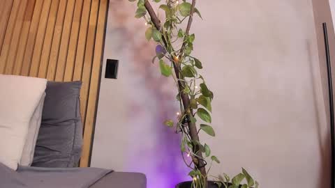 Snapshot of honeyhot69__ chatting on 12.04.24 Sofia independent model online show from 12.04.24