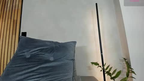 Sofia independent model online show from 12.15.25