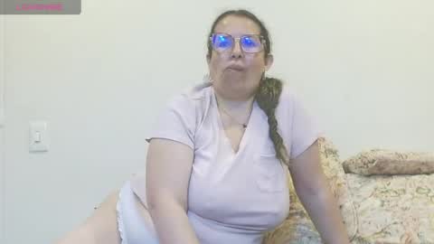 Snapshot of honeyhotpaty chatting on 05.17.26 sofia online show from 05.17.26