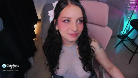 Snapshot of honeymoontea chatting on 05.13.26 online show from 05.13.26