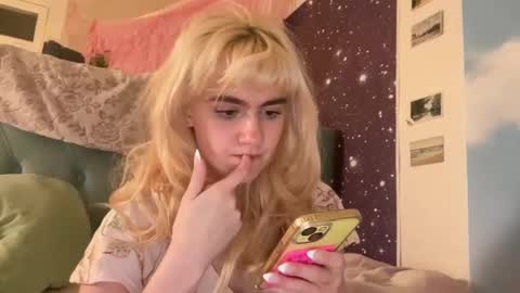 Snapshot of honeyxlimbed chatting on 12.15.24 Emi Rose online show from 12.15.24