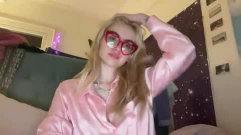 Snapshot of honeyxlimbed chatting on 02.08.25 Emi Rose online show from 02.08.25