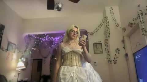 Snapshot of honeyxlimbed chatting on 11.18.25 Emi Rose online show from 11.18.25