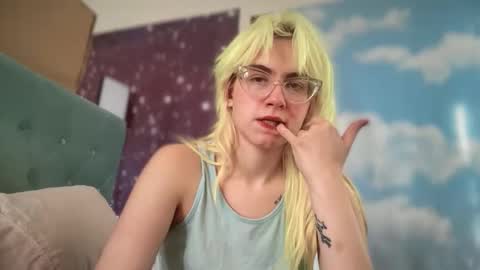 Snapshot of honeyxlimbed chatting on 11.24.25 Emi Rose online show from 11.24.25