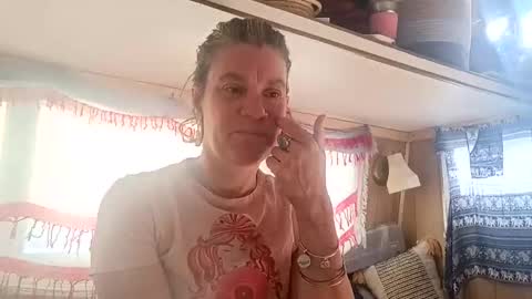 Snapshot of hoodoou chatting on 04.21.26 hoodoou online show from 04.21.26