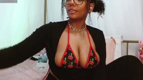 Snapshot of hornylittlehoney chatting on 01.21.25 Horny Little Honey online show from 01.21.25