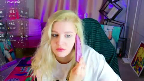 Snapshot of hot__blondie chatting on 05.15.26 Veronica Vi online show from 05.15.26