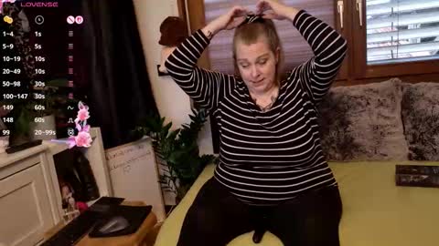 Snapshot of hot_beautiful_milf chatting on 11.17.25 Joy online show from 11.17.25