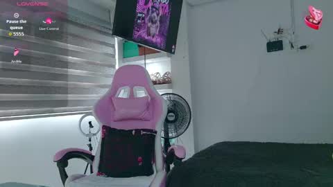 Snapshot of hot_beauty__ chatting on 05.19.26 VALENTINA online show from 05.19.26