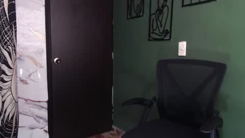 Snapshot of hot_chocolate_4u chatting on 06.20.26 hot chocolate 4u online show from 06.20.26