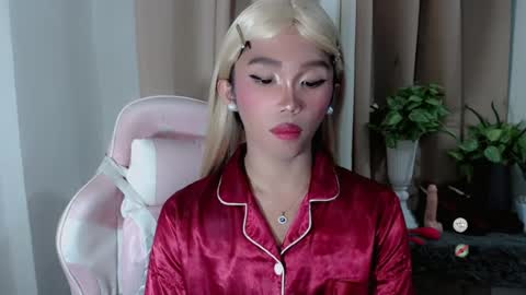 Snapshot of hot_khianna chatting on 05.27.26 Khianna online show from 05.27.26