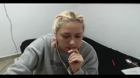 Mia online show from 01.11.25