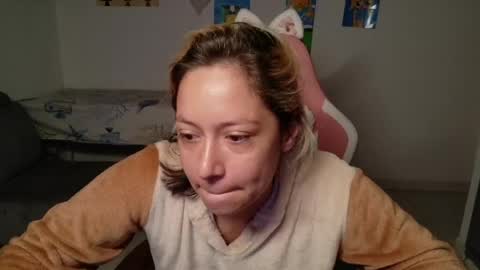 Snapshot of hot_mommymia chatting on 05.26.26 Mia online show from 05.26.26