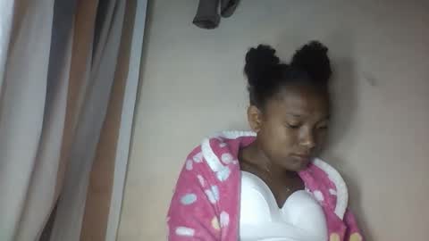 Snapshot of hotiesveronique chatting on 09.10.25 veronique online show from 09.10.25