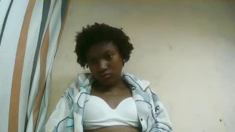 Snapshot of hotiesveronique chatting on 10.12.25 veronique online show from 10.12.25