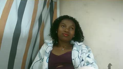 Snapshot of hotiesveronique chatting on 10.12.25 veronique online show from 10.12.25