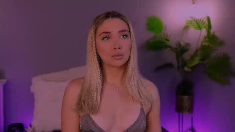 Snapshot of hotjessxx chatting on 11.24.25 Maria online show from 11.24.25