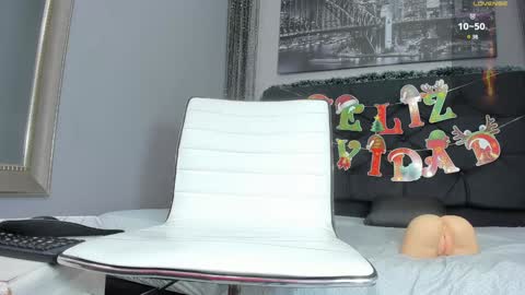 Snapshot of hotkoljeixxx chatting on 12.27.24 Hotkoljei online show from 12.27.24