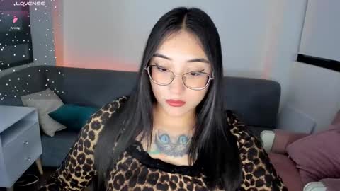 Snapshot of hottbee1 chatting on 11.12.25 AMY online show from 11.12.25