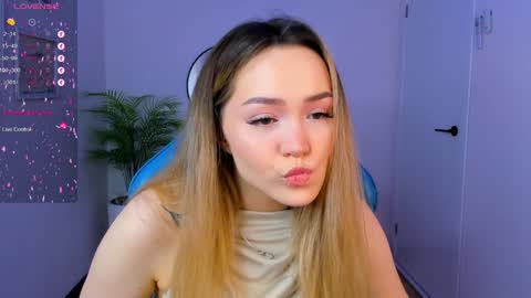 Snapshot of hottease_pvt chatting on 01.07.25 hello Im Eva online show from 01.07.25