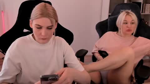 Nessie and Jessie online show from 03.08.25