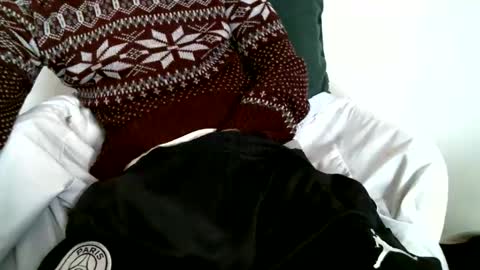 Snapshot of hug_me chatting on 12.05.25 Keanu online show from 12.05.25