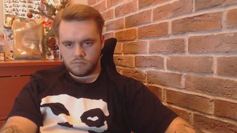 Snapshot of hugo__brad chatting on 01.12.25 Hugo online show from 01.12.25