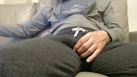 Big uncut cock dripping online show from 01.11.25