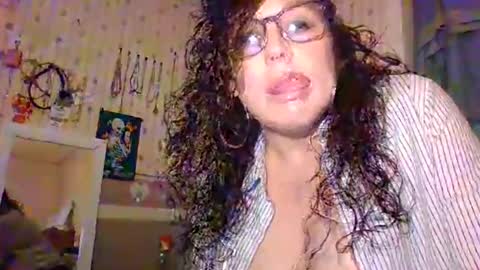 Snapshot of hunnyshaker chatting on 11.26.25 Hunnyshaker online show from 11.26.25