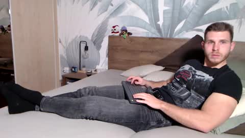 Snapshot of hunterbridges chatting on 01.01.25 Hunter Bridges online show from 01.01.25