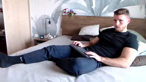 Snapshot of hunterbridges chatting on 01.04.25 Hunter Bridges online show from 01.04.25