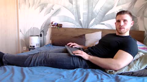 Snapshot of hunterbridges chatting on 02.20.25 Hunter Bridges online show from 02.20.25