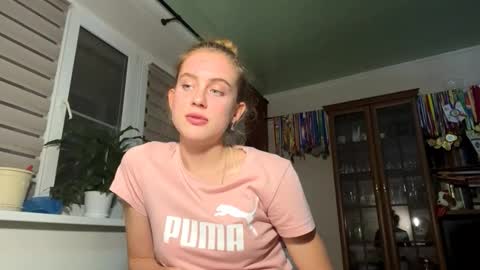 Snapshot of huongbaldinger chatting on 11.13.25 Gloria online show from 11.13.25