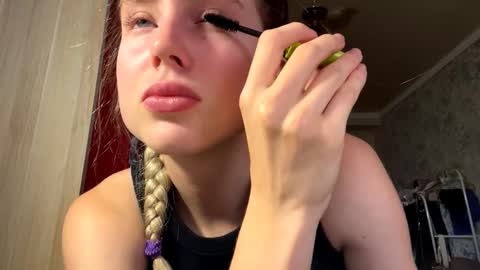 Snapshot of huongbaldinger chatting on 11.23.25 Gloria online show from 11.23.25