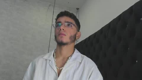 Snapshot of ian_castillo_ chatting on 02.15.25 IAN CASTILLO online show from 02.15.25