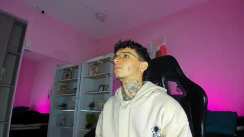 Snapshot of ian_castillo_ chatting on 11.22.25 IAN CASTILLO online show from 11.22.25