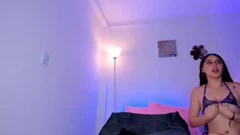 Snapshot of ice_grace chatting on 09.12.25 ice online show from 09.12.25