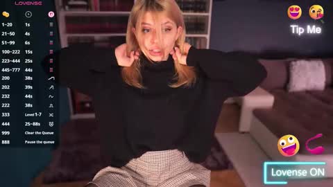 Snapshot of idontlikeguccibelts chatting on 09.29.25 Little Flower online show from 09.29.25