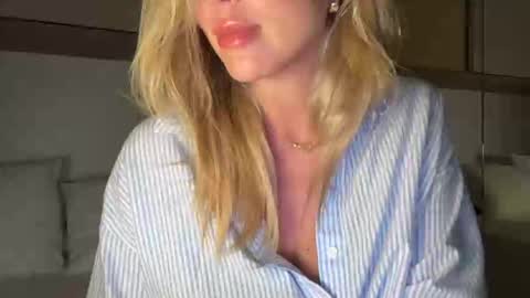 Snapshot of iiivy_ chatting on 03.01.25 Ivy online show from 03.01.25