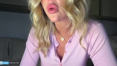 Snapshot of iiivy_ chatting on 09.10.25 Ivy online show from 09.10.25