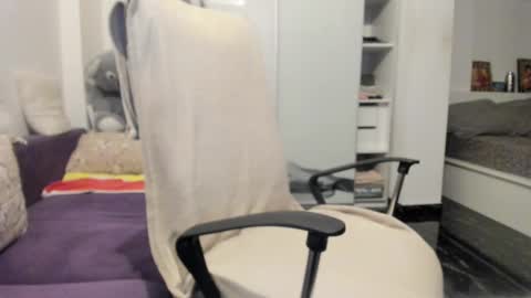 Snapshot of ilikefacial chatting on 10.31.25 Bamby online show from 10.31.25