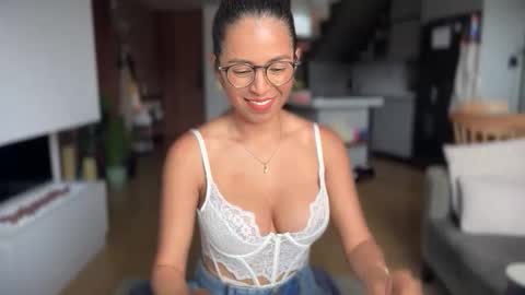 Snapshot of illaroom chatting on 11.11.25 Kloe online show from 11.11.25