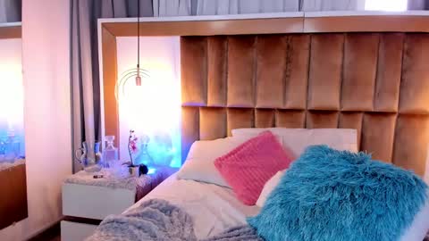 Anna  online show from 01.14.25