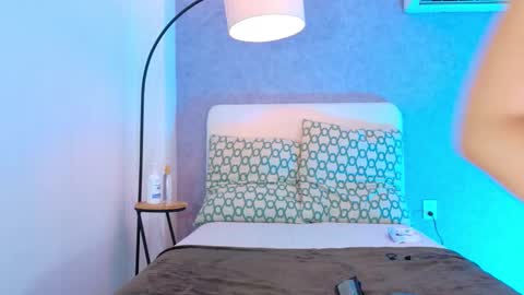 Snapshot of im_nova_w chatting on 10.18.25 nova online show from 10.18.25