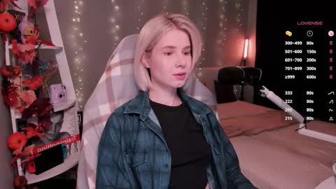 Snapshot of imnotmia chatting on 11.24.25 Mia online show from 11.24.25